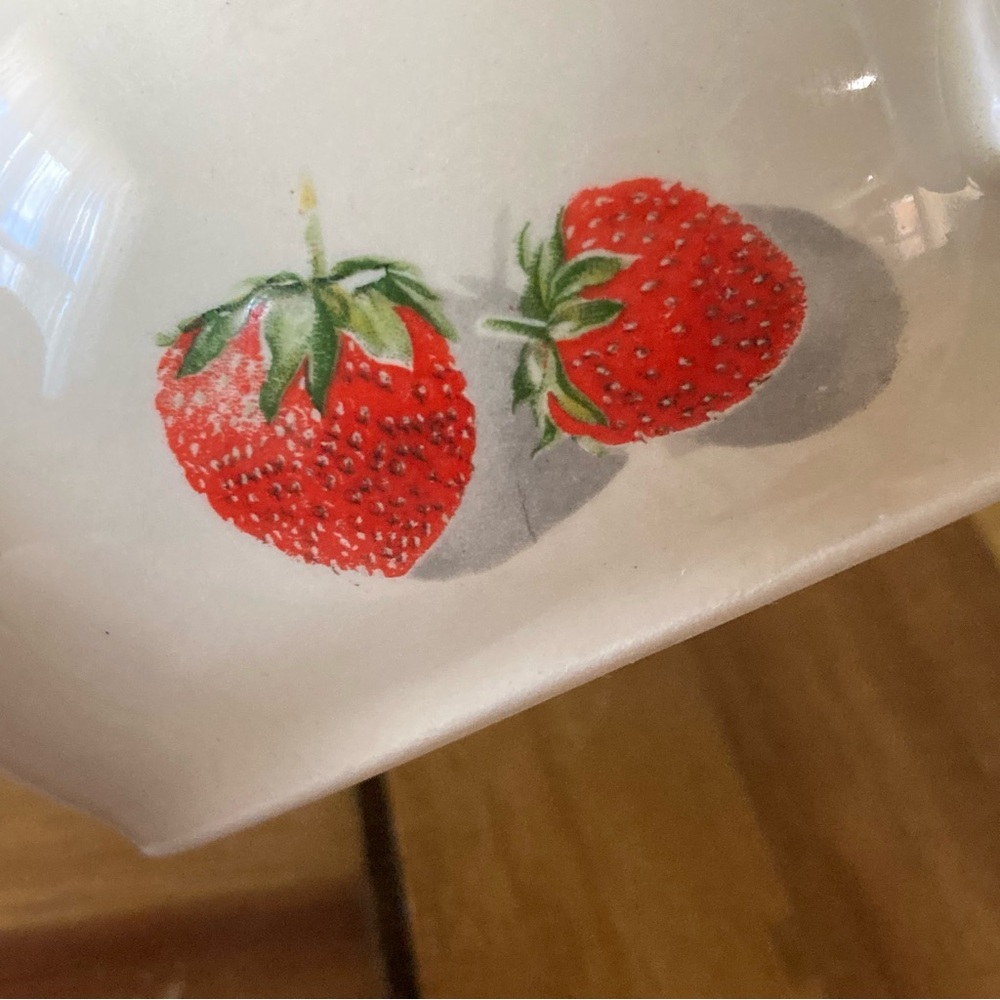 Vintage Strawberry 1930s
Cavitt-Shaw Shortcake Double
Spout Gravy Boat Dishware - Picture 7 of 9